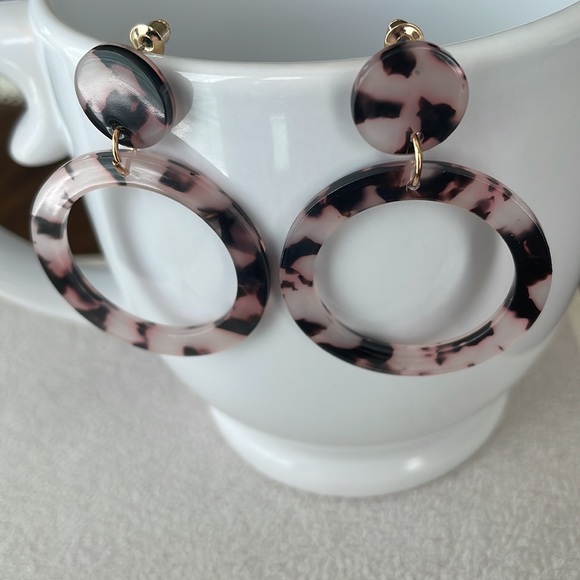 Circle purple tortoise shell hoop earrings - Picture 3 of 4